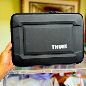 Thule Gauntlet Laptop Sleeve Protective Case - Black. Good condition